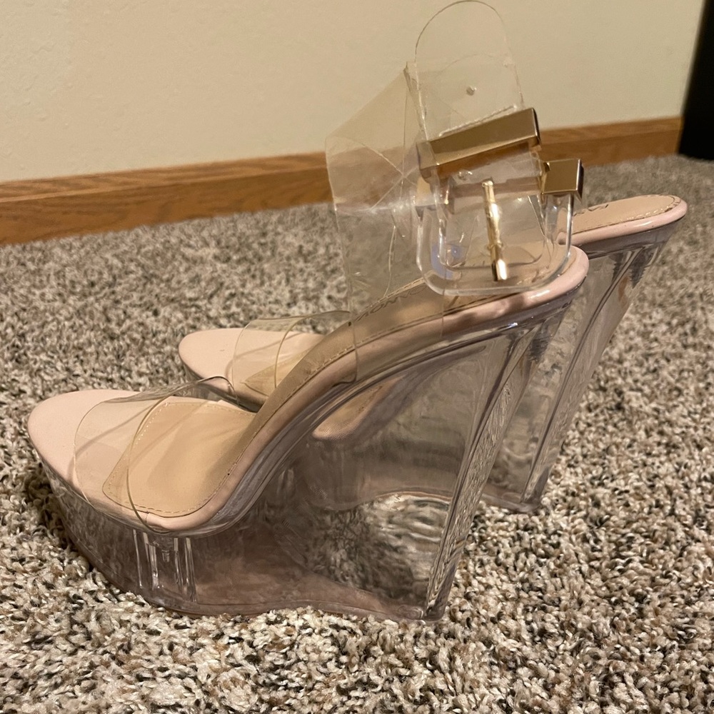 Fashion Nova - Clear Wedge